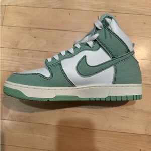 High top NIKE dunks